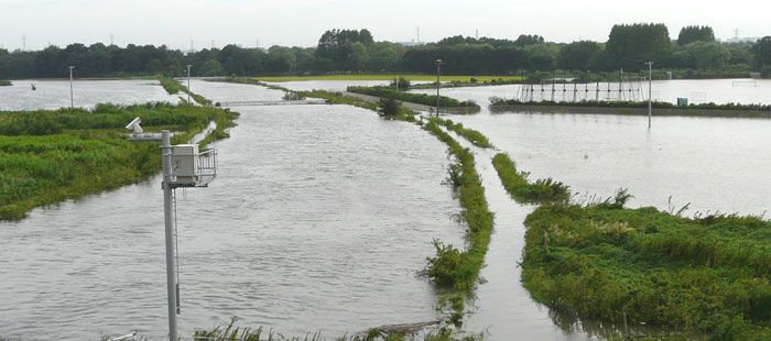 氾濫した鴨川放水路