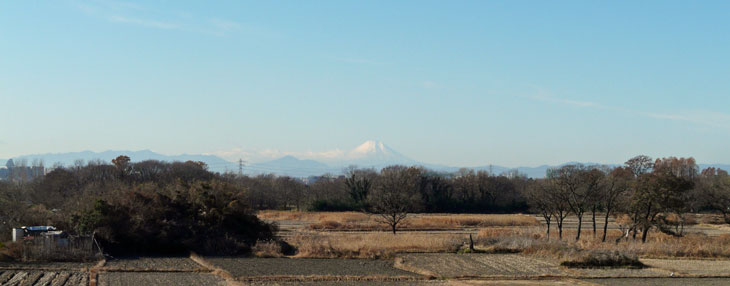 塚本の堤防より望む富士山